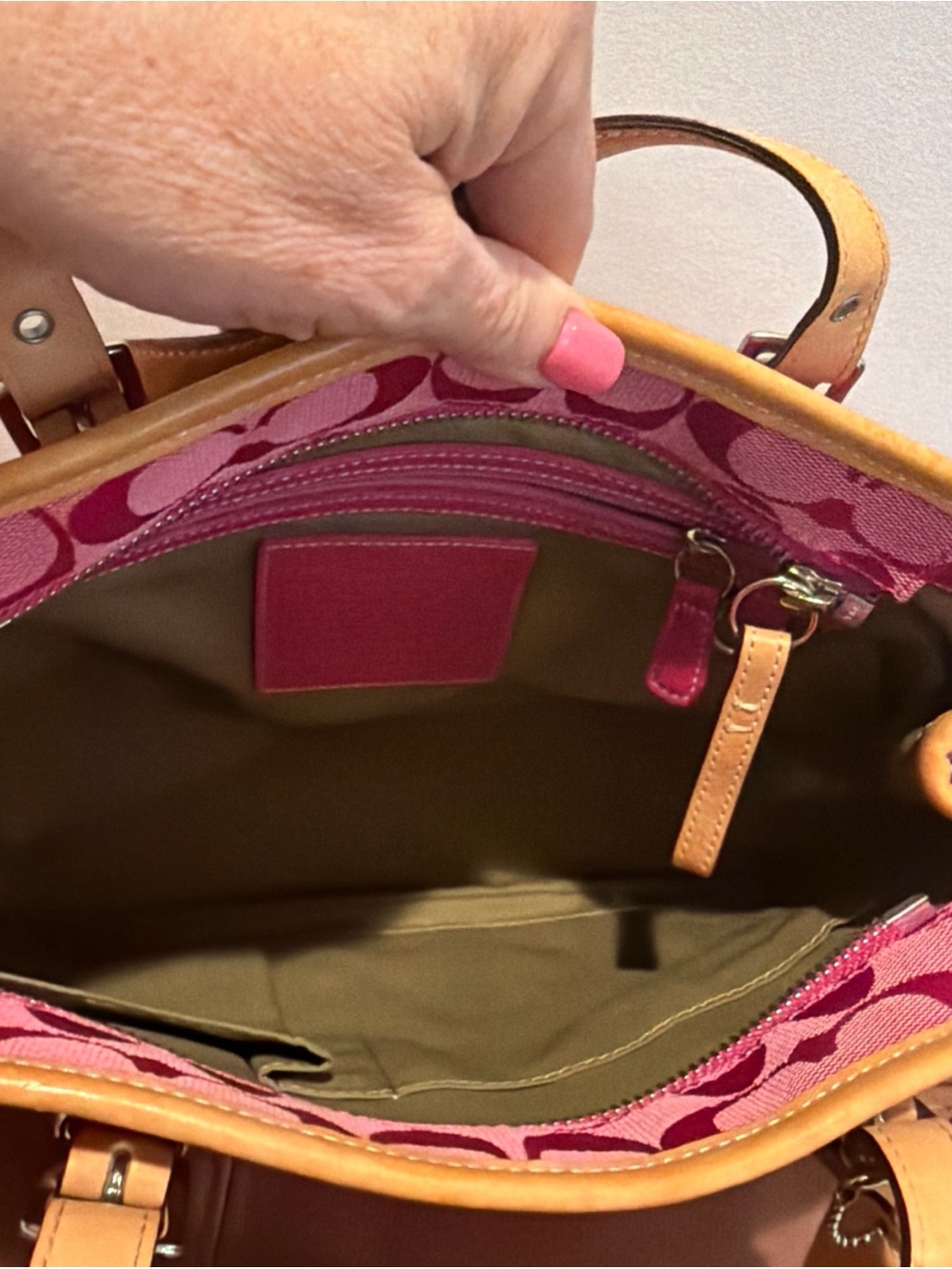 Coach 6892 Signature Pink
Hampton Bag - Picture 9 of 10